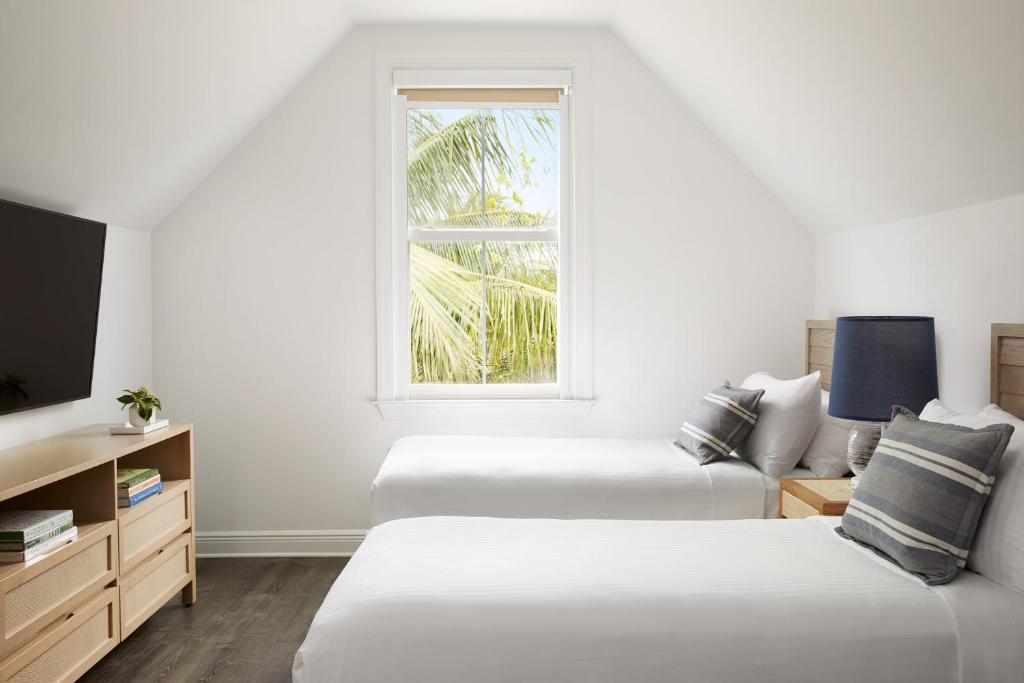 Ein Bett oder Betten in einem Zimmer der Unterkunft Parrot Key Hotel &amp; Villas