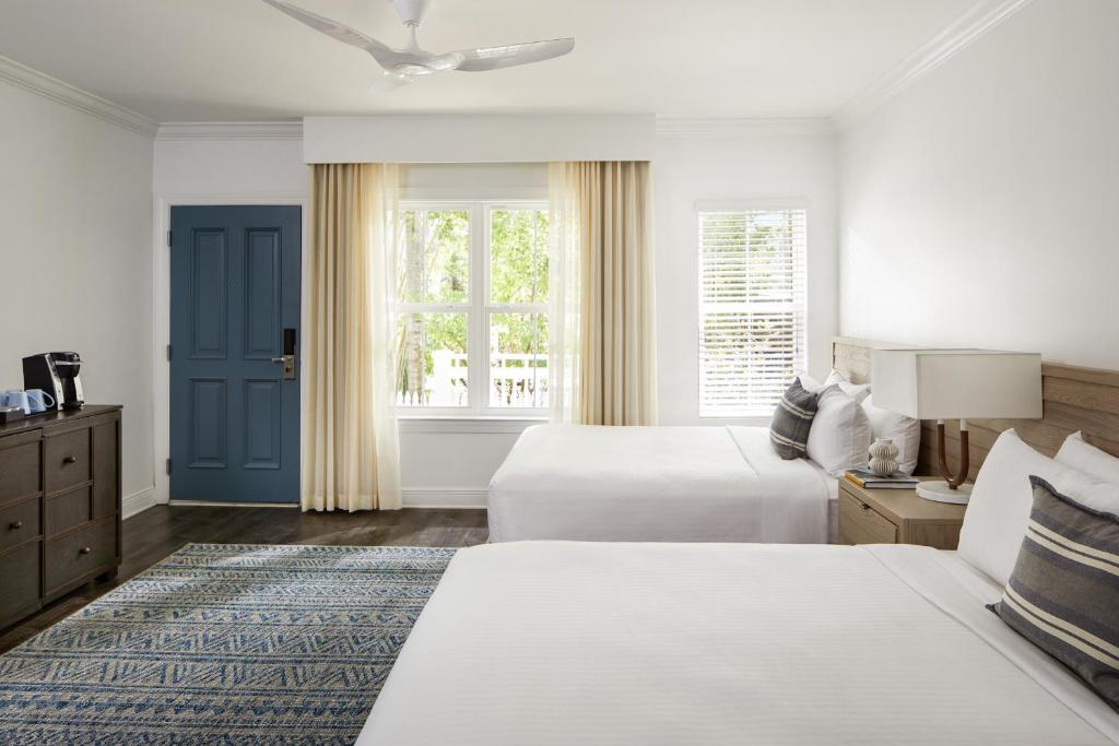 Ein Bett oder Betten in einem Zimmer der Unterkunft Parrot Key Hotel &amp; Villas