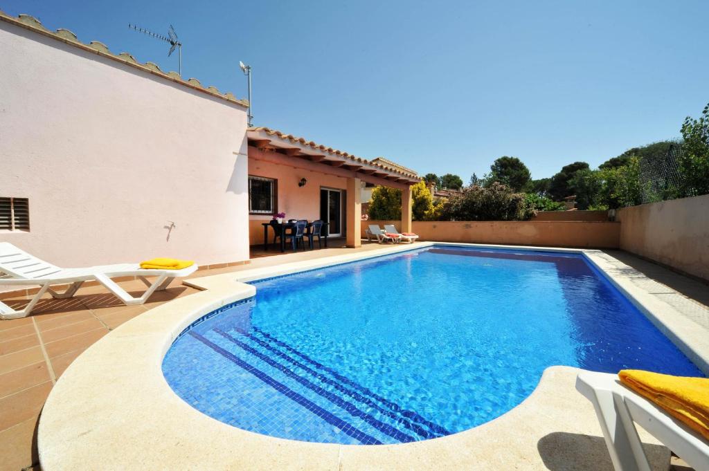 The swimming pool at or close to Ricardel 20