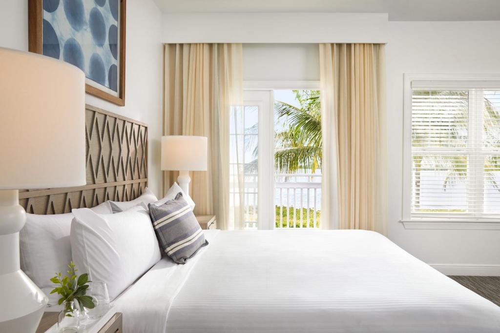 Ein Bett oder Betten in einem Zimmer der Unterkunft Parrot Key Hotel &amp; Villas