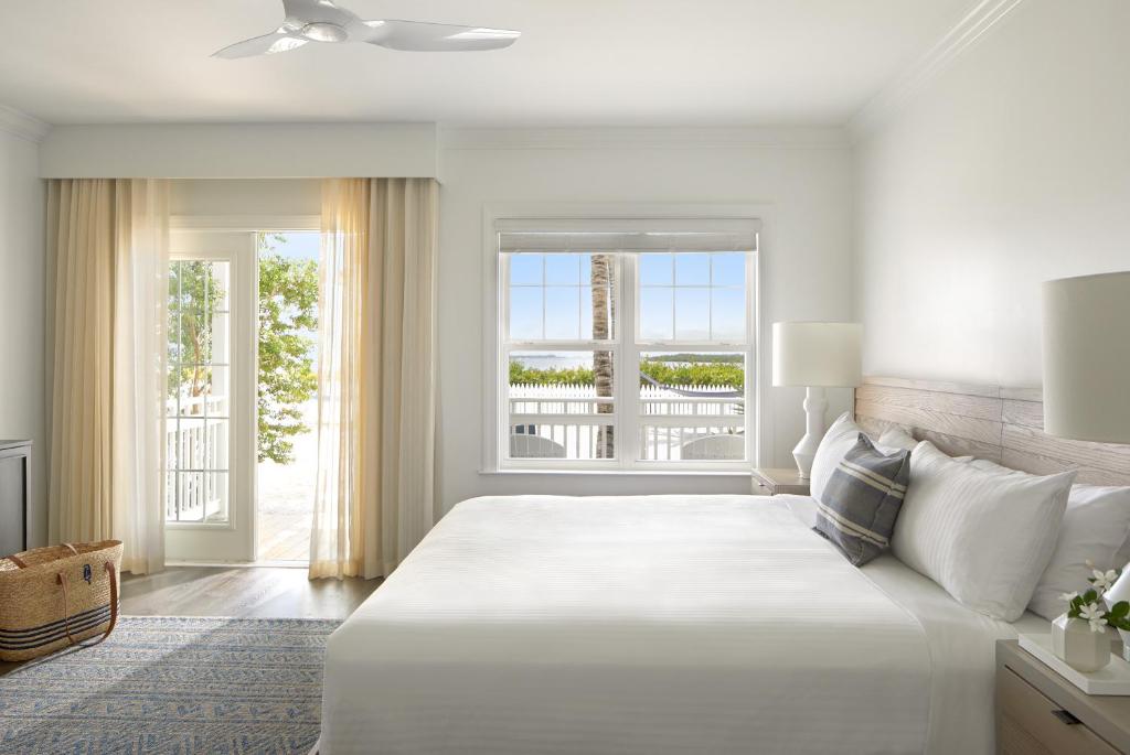 Ein Bett oder Betten in einem Zimmer der Unterkunft Parrot Key Hotel &amp; Villas