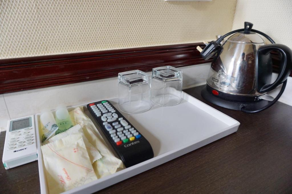 Příslušenství pro přípravu čaje a kávy v ubytování Hang Ho Hostel