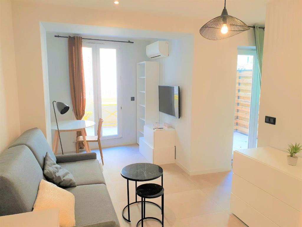 un salon avec un canapé et une table dans l'établissement ALSACE LORRAINE CENTRE MER 106, à Nice