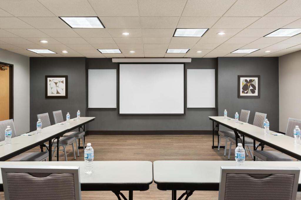 Wingate by Wyndham Cincinnati Blue Ash photo