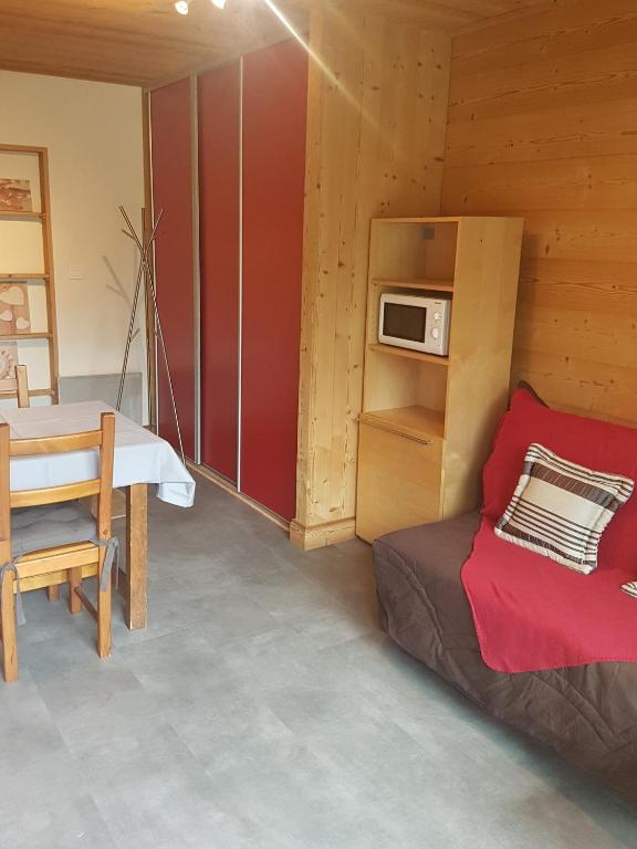 Kuchyň nebo kuchyňský kout v ubytování Chaleureux 2 pièces avec terrasse à Seez