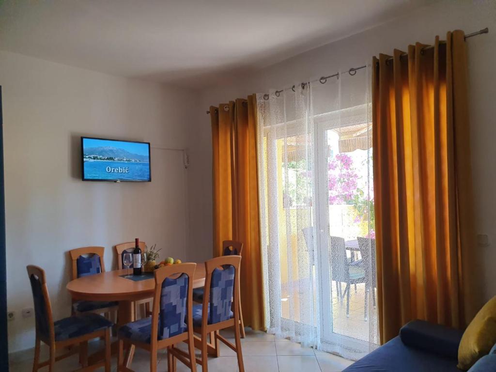 Televízia a/alebo spoločenská miestnosť v ubytovaní Apartments Marijan