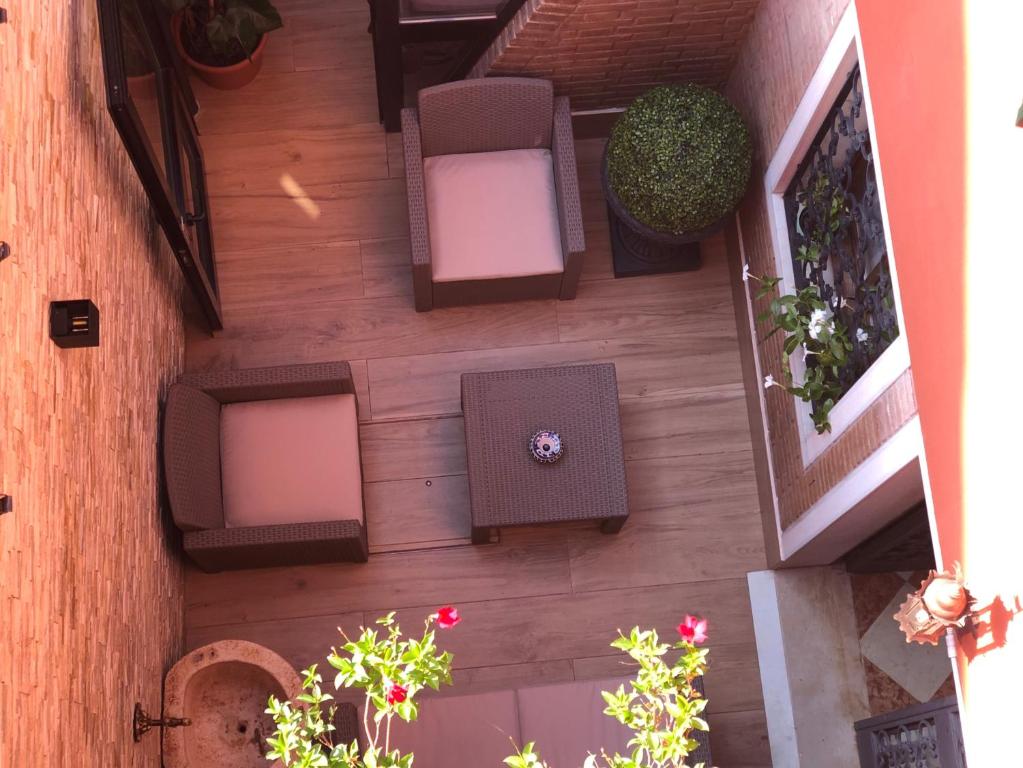 an overhead view of a table and chairs and plants at Hotel Ariel Silva in Venice