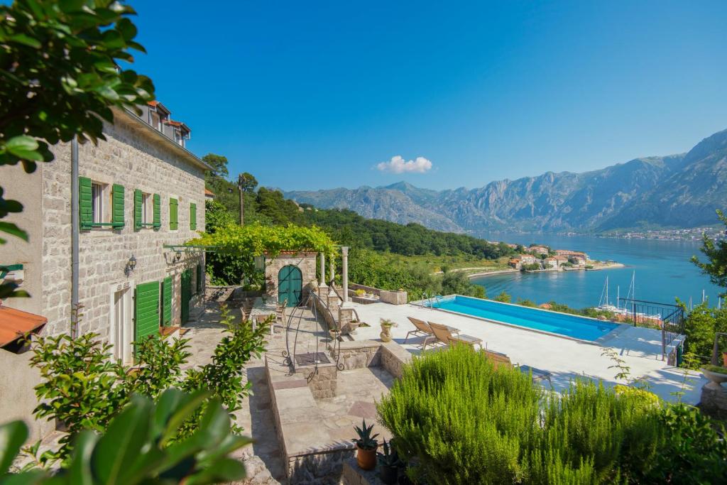 科托爾的住宿－Villa Casa Nostra - Kotor，享有水景和山景的度假屋