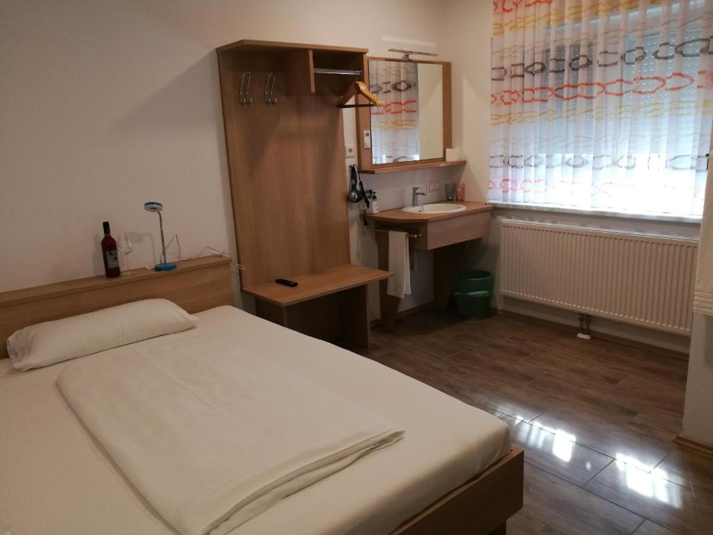 Postel nebo postele na pokoji v ubytování Dorf-Zimmer Mirth