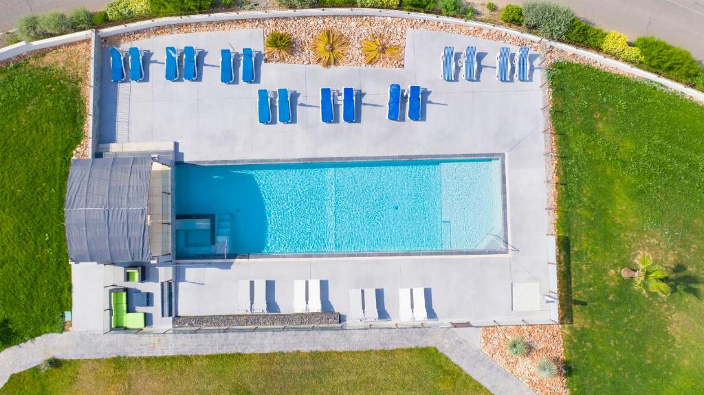 Bazén v ubytování Hotel De La Pyramide nebo v jeho okolí