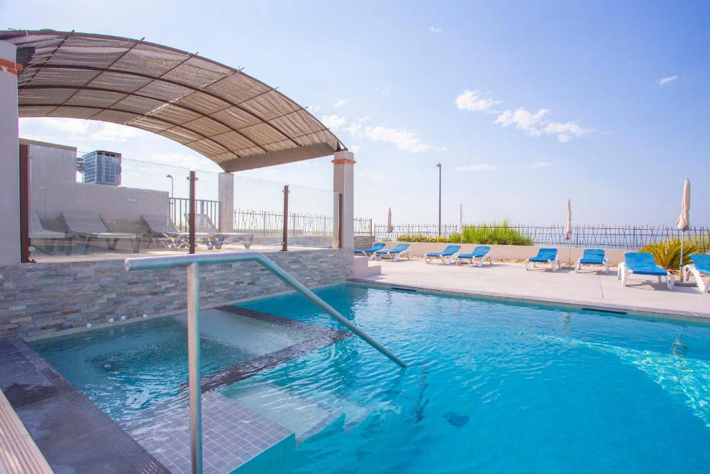 Bazén v ubytování Hotel De La Pyramide nebo v jeho okolí