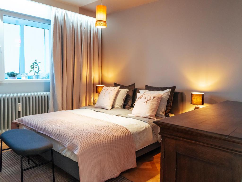 1 dormitorio con 1 cama, escritorio y ventana en ParkLake Design Apartment - Fabulous View - Netflix, en Bucarest