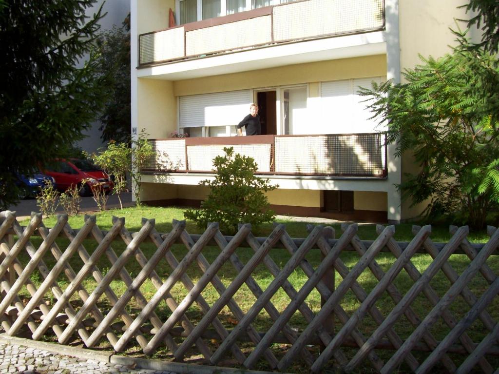 un hombre parado en el balcón de una casa en Miróbile, en Berlín