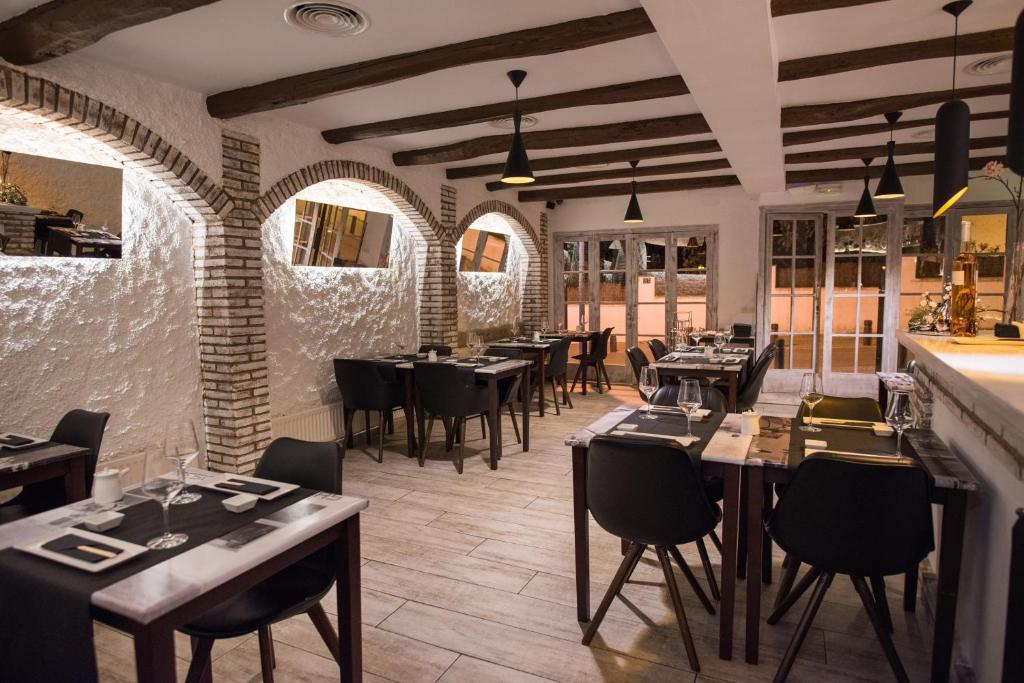 Restaurace v ubytování Hostal Ribas