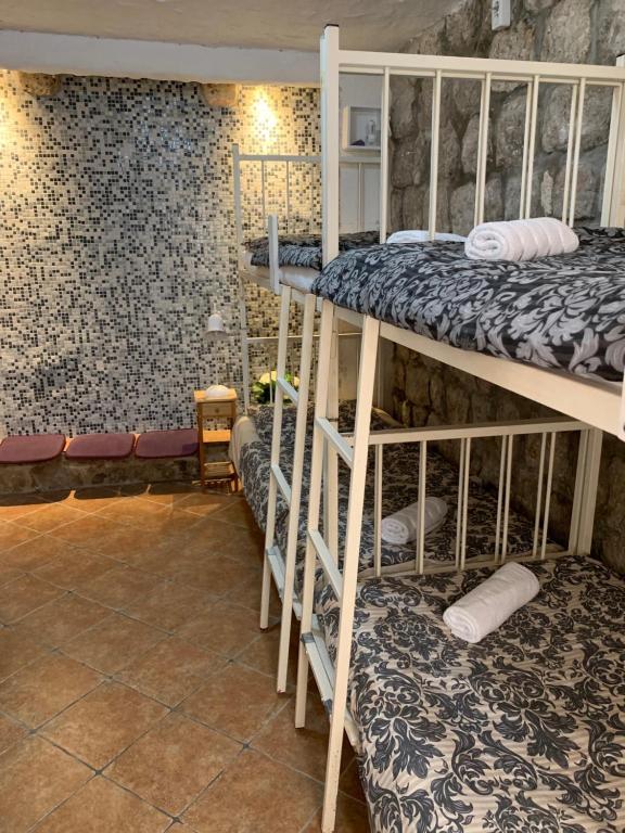 Posteľ alebo postele v izbe v ubytovaní Kingslanding Old Town Hostel