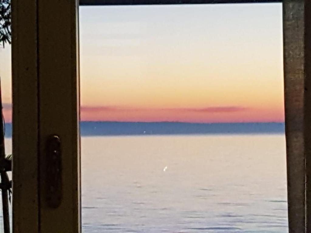 シルミオーネにあるInaquaの窓から海の景色を望めます。
