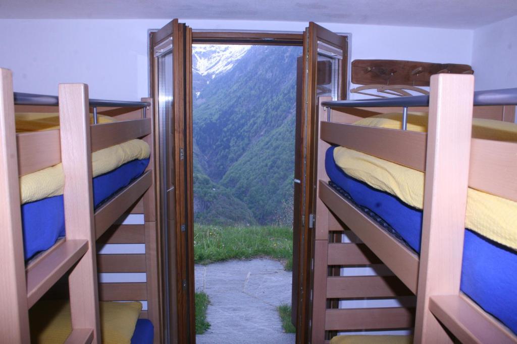 Letto o letti a castello in una camera di Agri Scinghiöra