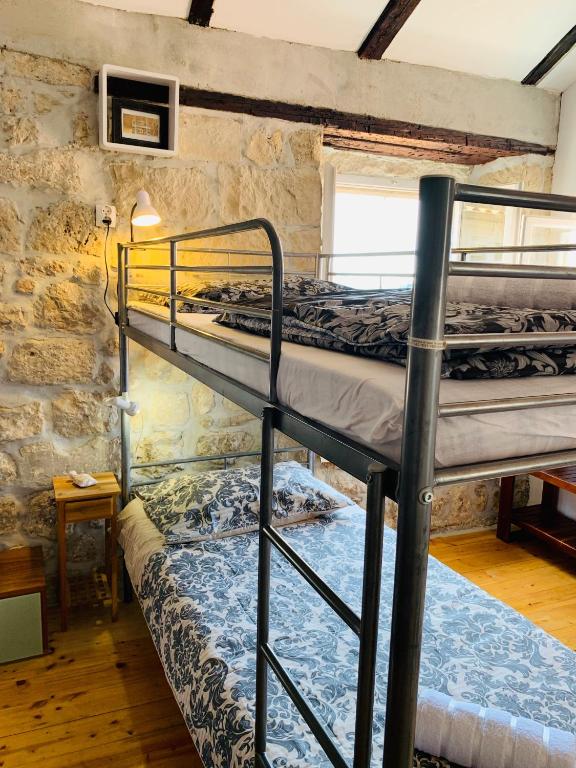 Posteľ alebo postele v izbe v ubytovaní Kingslanding Old Town Hostel