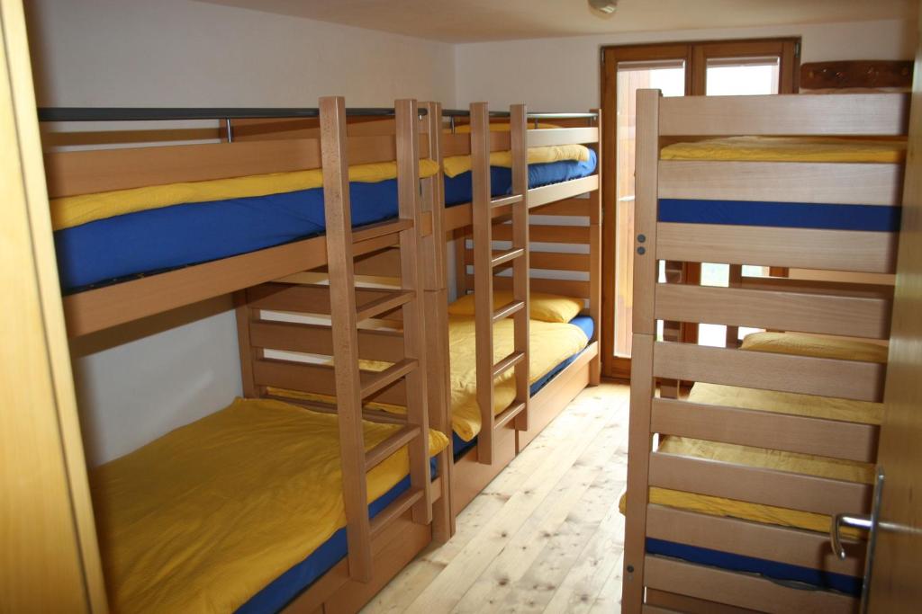 Letto o letti a castello in una camera di Agri Scinghiöra