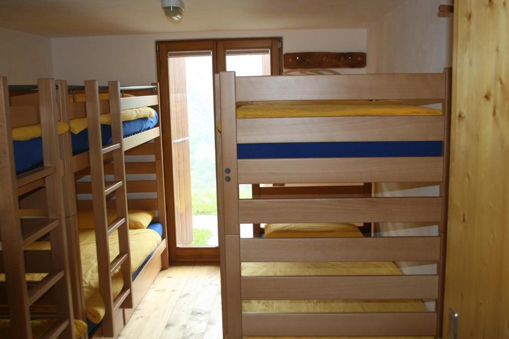 Letto o letti a castello in una camera di Agri Scinghiöra