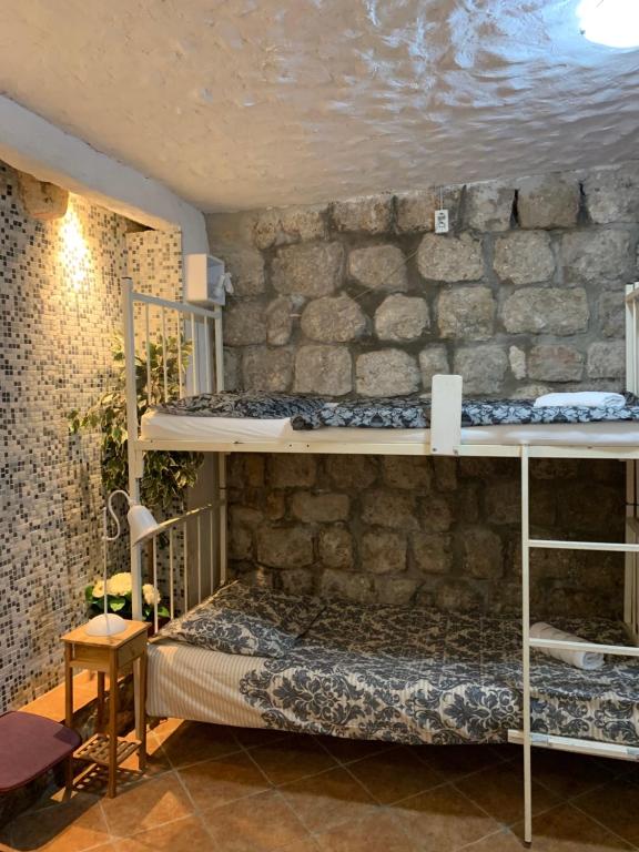 Posteľ alebo postele v izbe v ubytovaní Kingslanding Old Town Hostel