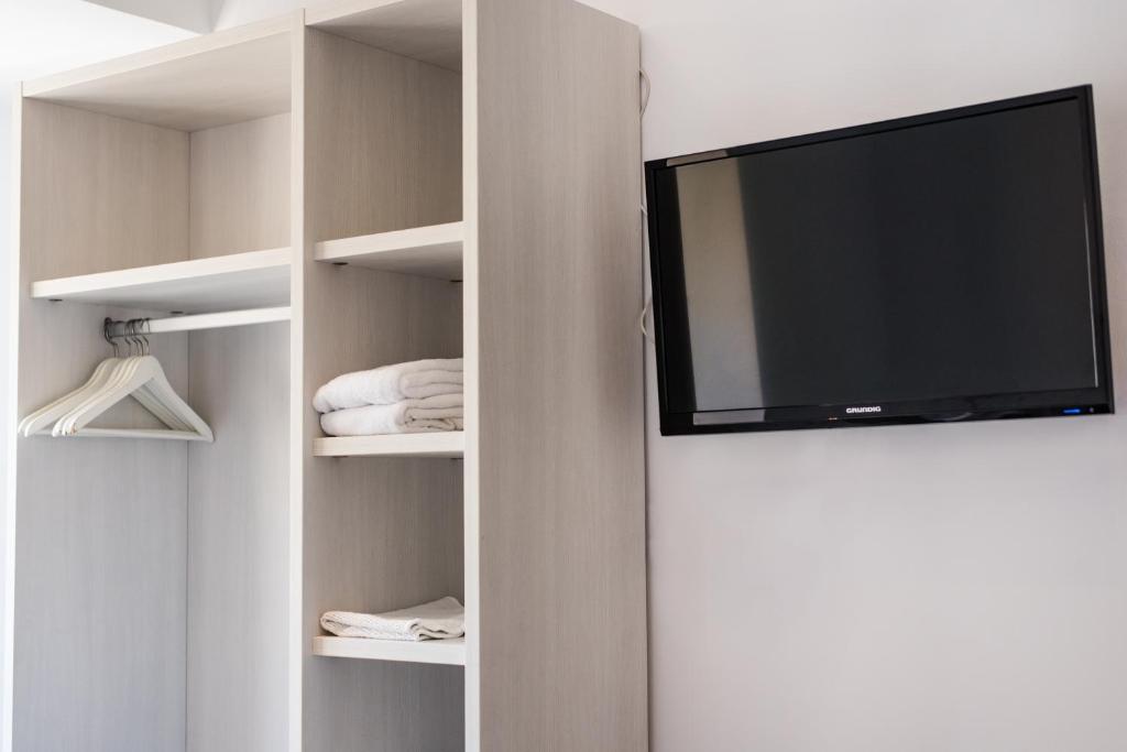 TV a/nebo společenská místnost v ubytování Hostal Ribas