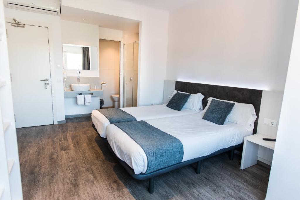 Postel nebo postele na pokoji v ubytování Hostal Ribas