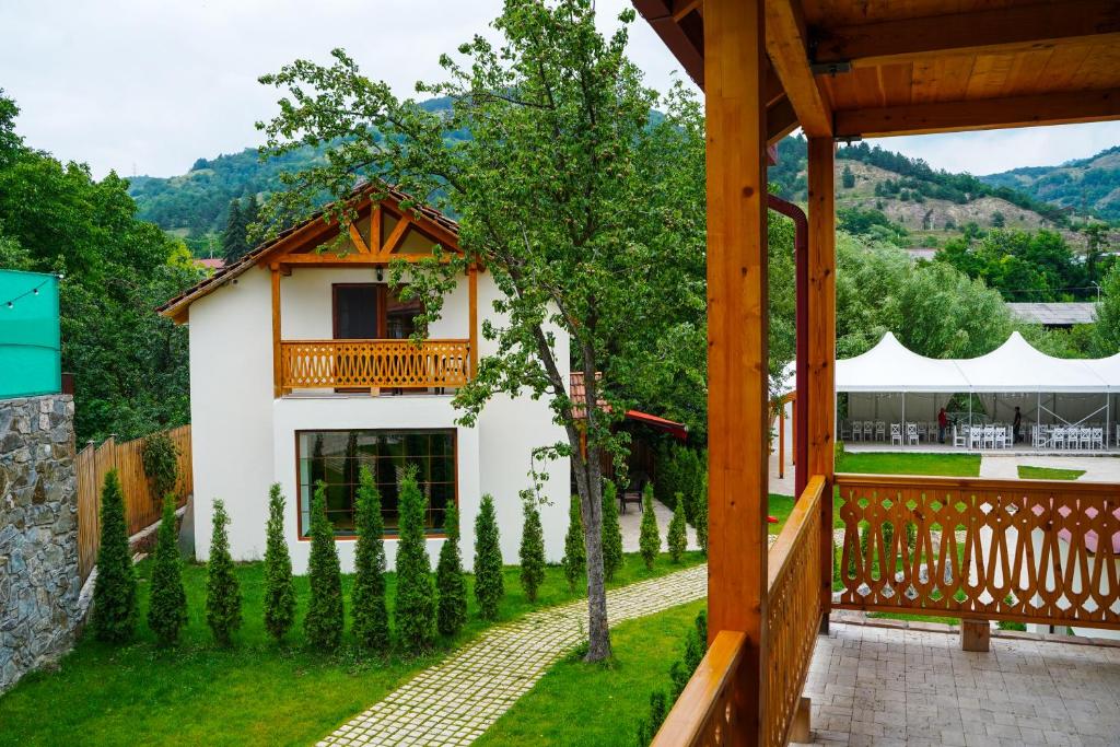 ein Haus mit einem Zaun vor einem Hof in der Unterkunft CHALET DILIJAN VILLAS in Dilidschan