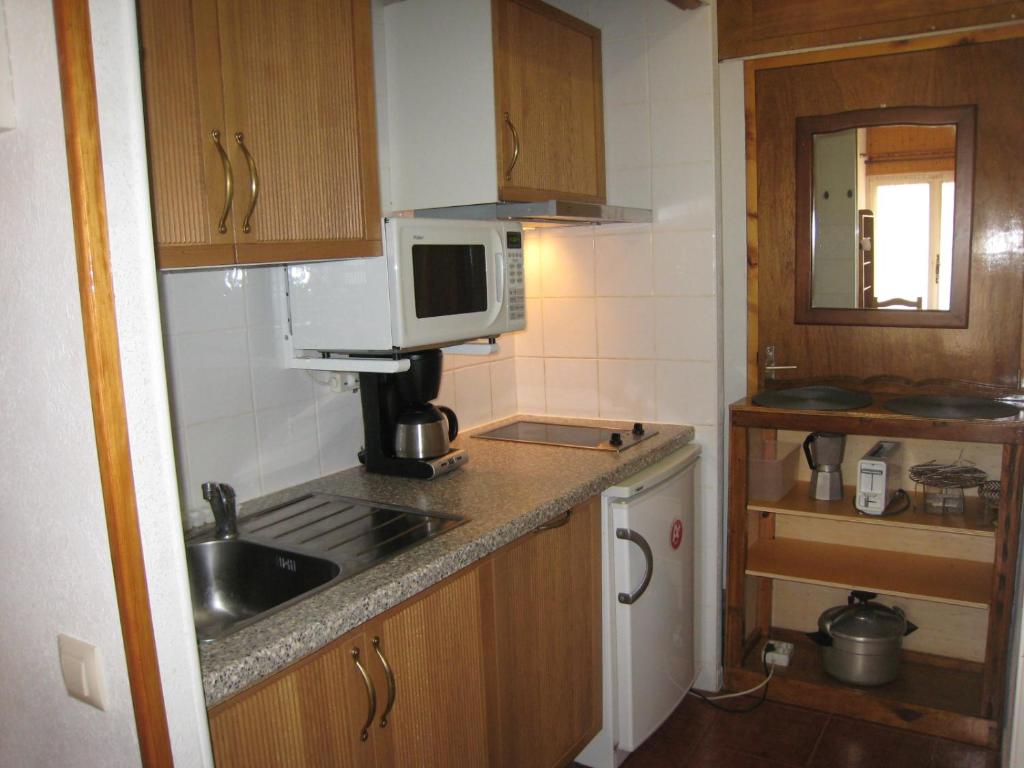 Kuchyň nebo kuchyňský kout v ubytování Apartamentos Grifovacances Tres Estrelles Club