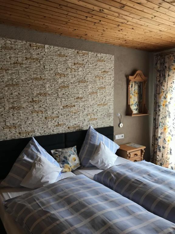 Un pat sau paturi într-o cameră la Hotel Tannenhof