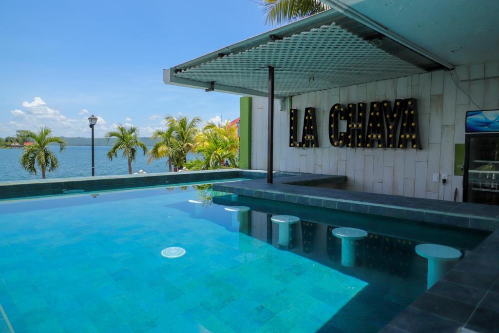 una piscina con vistas al agua en Hotel Peten en Flores