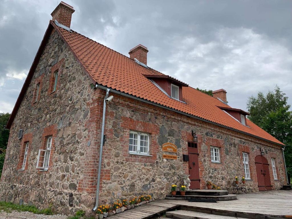 Hoone, kus külalistemaja asub