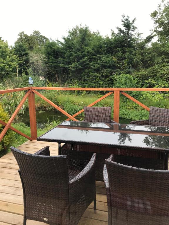 Balkón nebo terasa v ubytování Deluxe Riverside Static Caravan