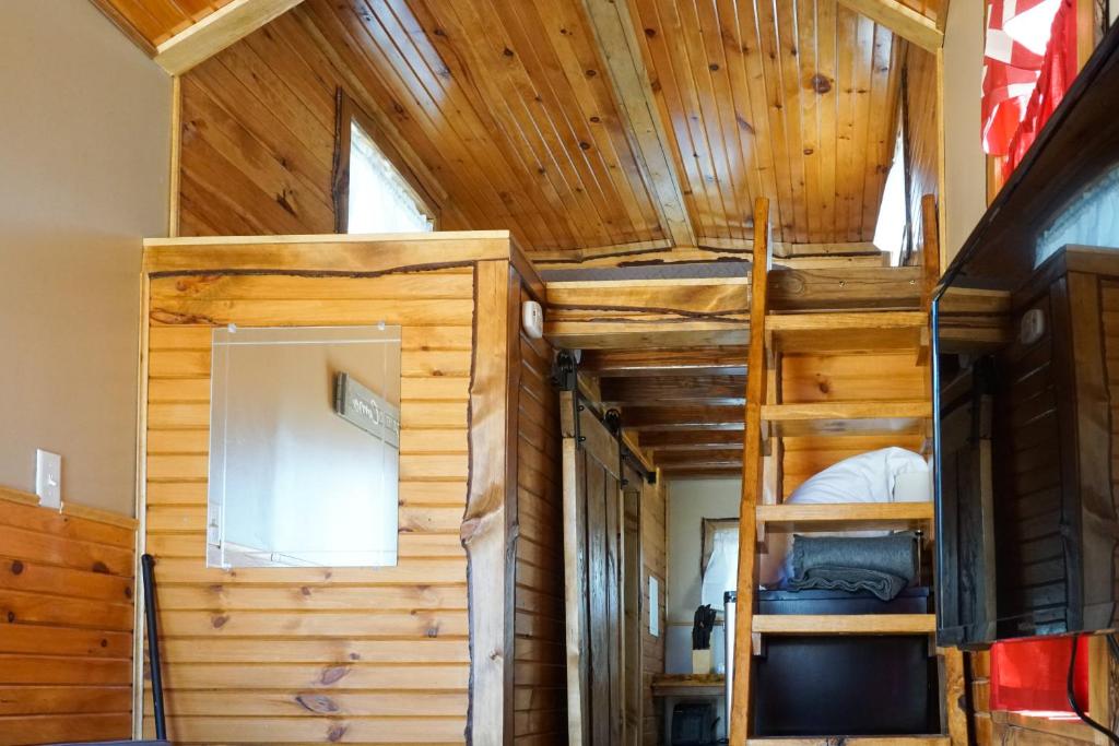 Postel nebo postele na pokoji v ubytování Tiny House Leadville Colorado