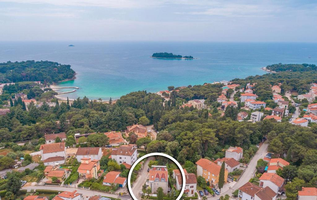 una vista aérea de una ciudad con un cuerpo de agua en Apartments Ana - Rovinj, en Rovinj