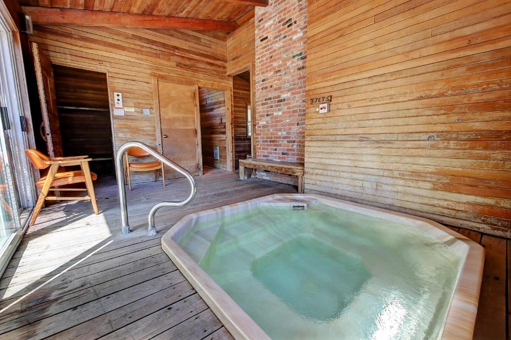 a jacuzzi tub sitting on a wooden deck at Idle A While Motel in Twisp