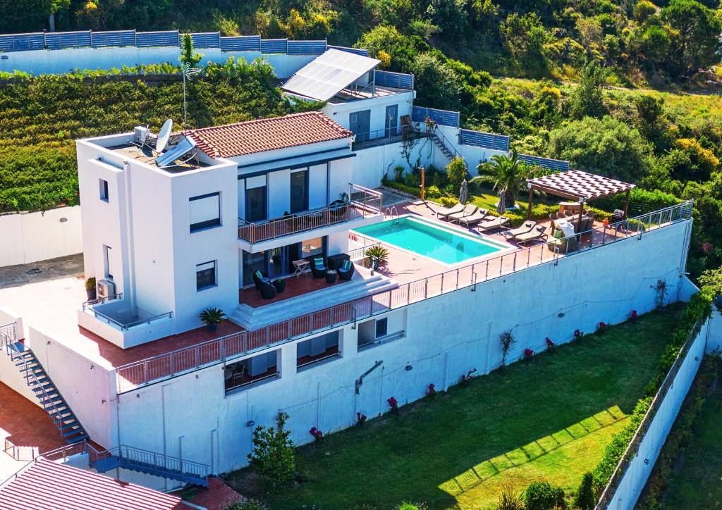 Бассейн в Aries Villas или поблизости