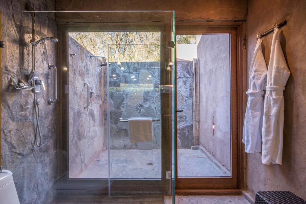 Uma casa de banho em Hotel Cumbres San Pedro de Atacama