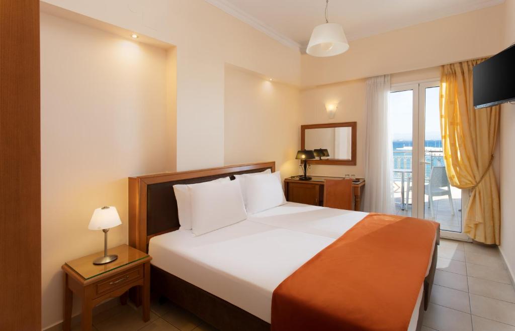 Postel nebo postele na pokoji v ubytování Pantheon City Hotel