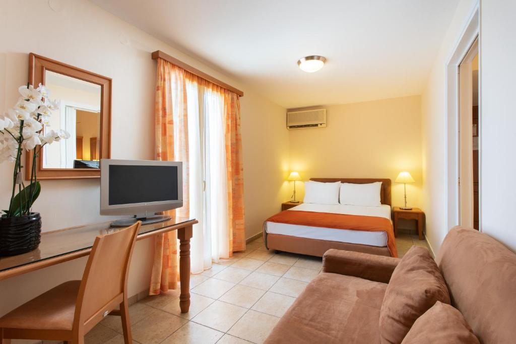 TV a/nebo společenská místnost v ubytování Pantheon City Hotel