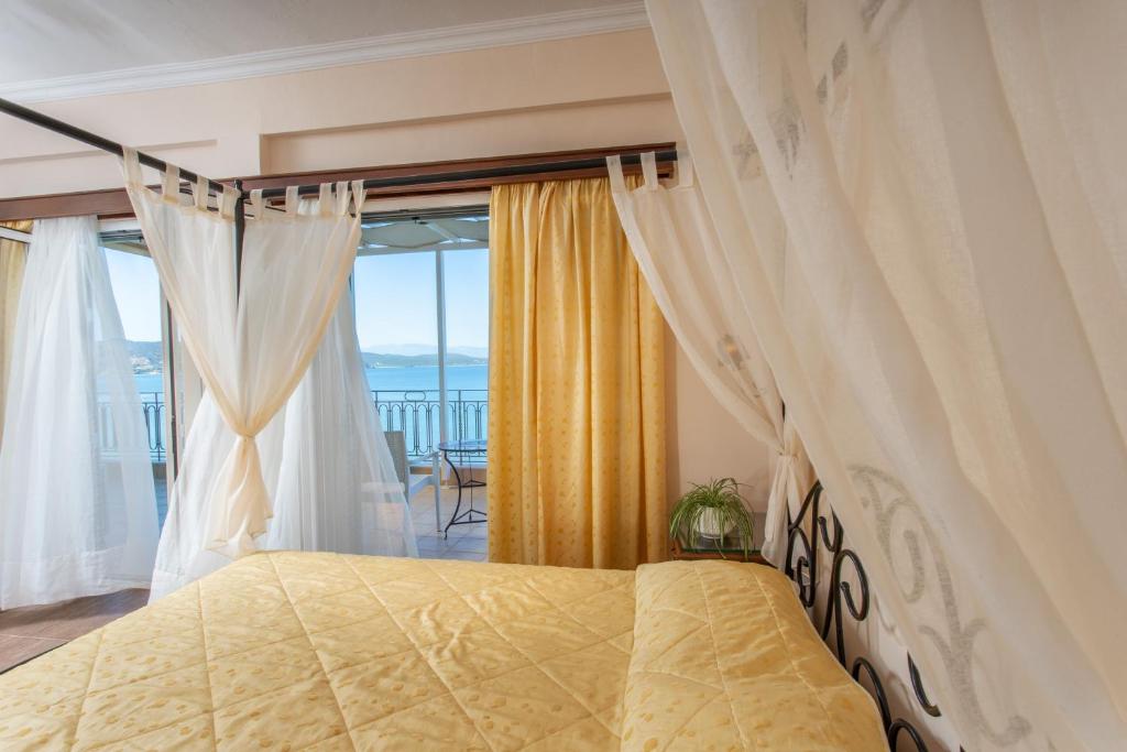 Postel nebo postele na pokoji v ubytování Pantheon City Hotel