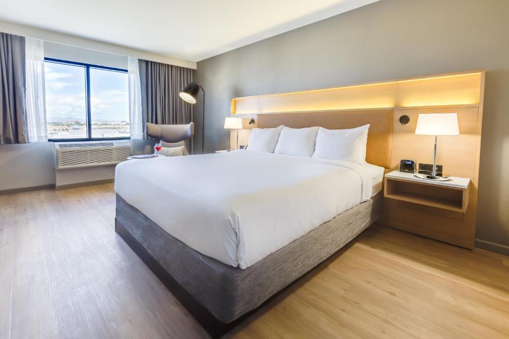 Postel nebo postele na pokoji v ubytování Radisson Hotel Phoenix Airport