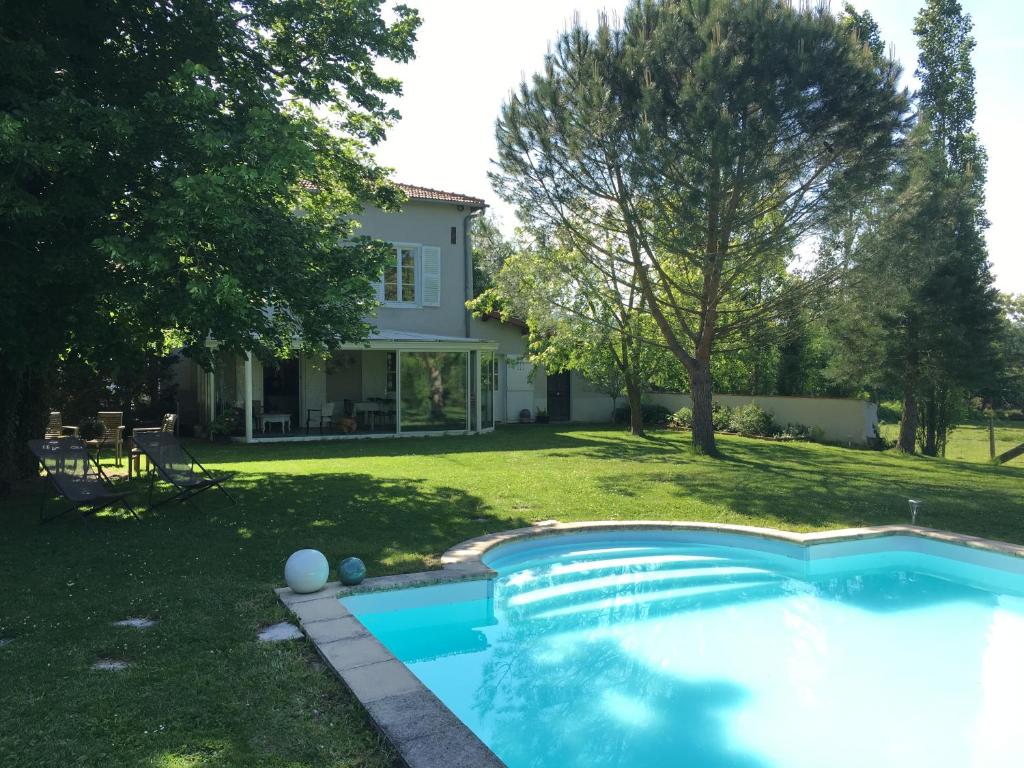 een huis met een zwembad in de tuin bij Domaine d'AROMM in Ouches