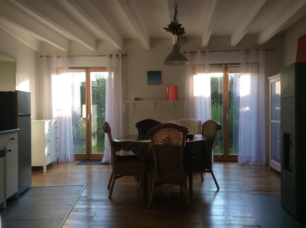 uma cozinha e sala de jantar com mesa e cadeiras em Gîte Le Faucon Pèlerin em Scherwiller