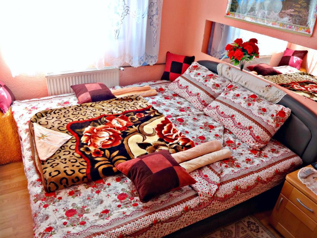 uma cama num quarto com um cobertor florido em VIRMAL em Foca