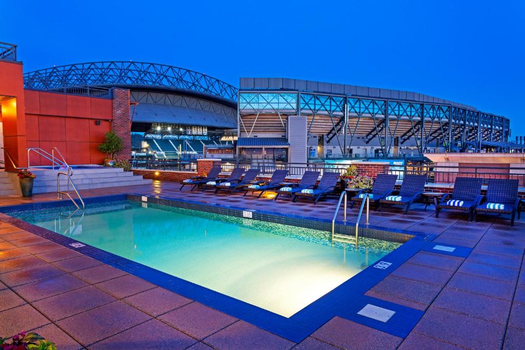 een zwembad met stoelen en een stadion bij Silver Cloud Hotel - Seattle Stadium in Seattle