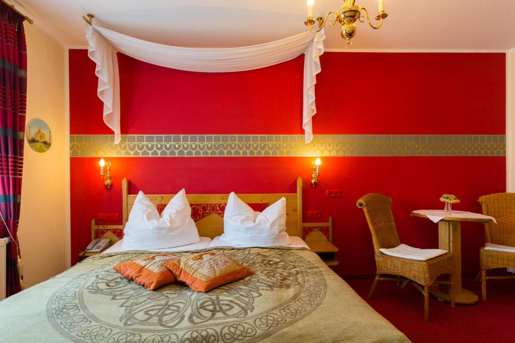 Postel nebo postele na pokoji v ubytování Hotel & Ferienwohnungen Bohlenblick
