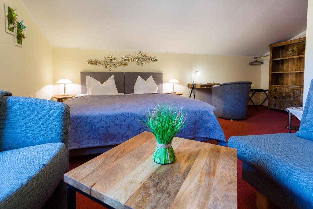 Posezení v ubytování Hotel & Ferienwohnungen Bohlenblick