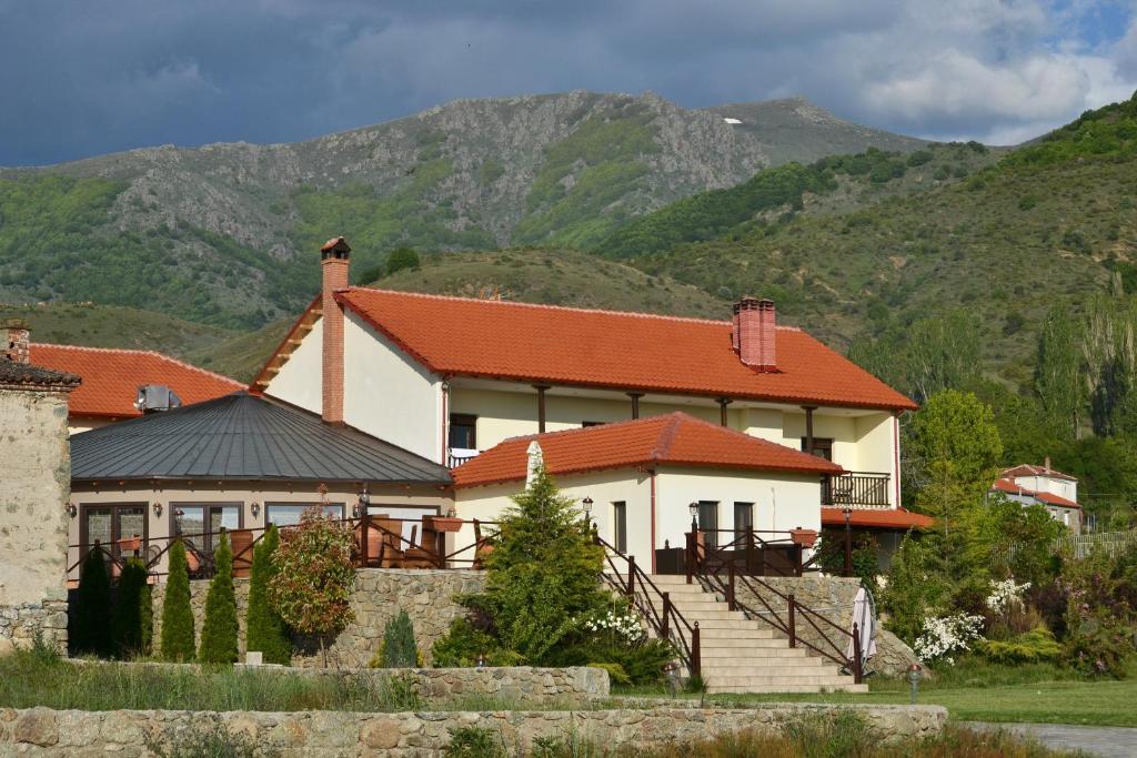 Nespecifikovaný výhled na hory nebo výhled na hory při pohledu z hotelu