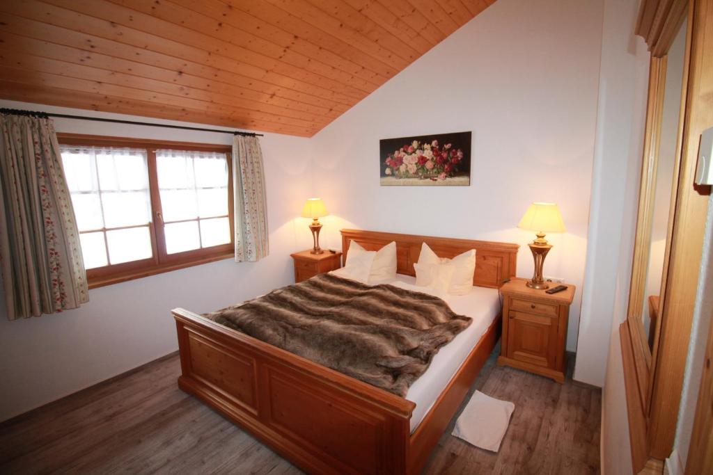 Postel nebo postele na pokoji v ubytování Hotel & Restaurant Grüner Baum - Die Grüne Oase Am Feldberg